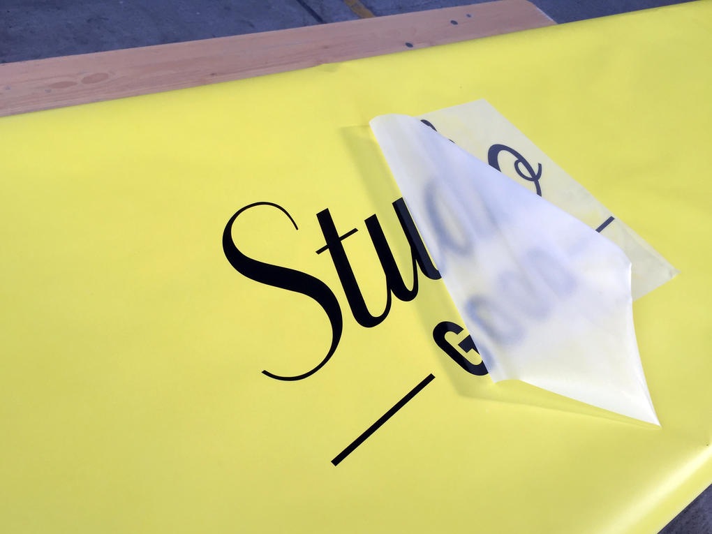 Nichts wurde dem Zufall überlassen. Selbst die Bierbänke sollten noch einen Studio GOOD Anstrich bekommen Nichts wurde dem Zufall überlassen. Selbst die Bierbänke sollten noch einen Studio GOOD Anstrich bekommen