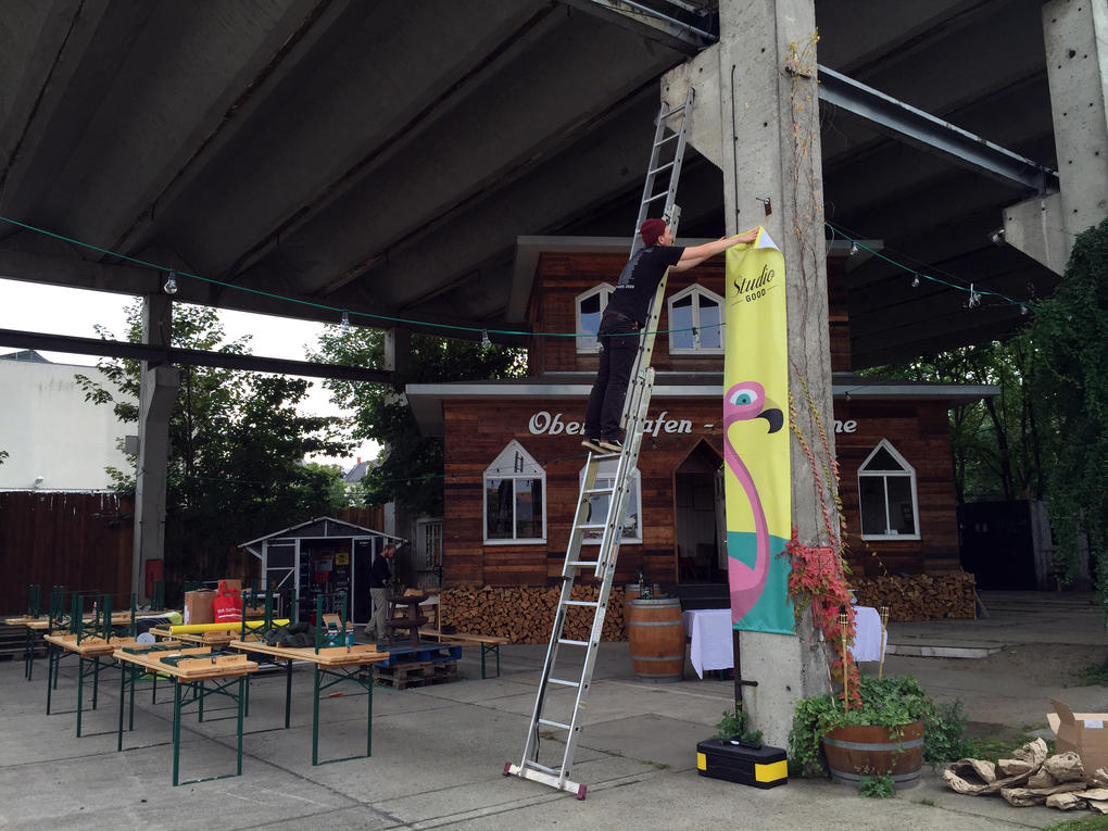 In schwindelerregenden Höhen musste Tony empor steigen, damit unsere Gäste auch von Weitem unsere Sommerfeier sehen können In schwindelerregenden Höhen musste Tony empor steigen, damit unsere Gäste auch von Weitem unsere Sommerfeier sehen können